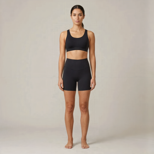 Short seamless taille haute noir vu de face, porté par une femme pieds nus