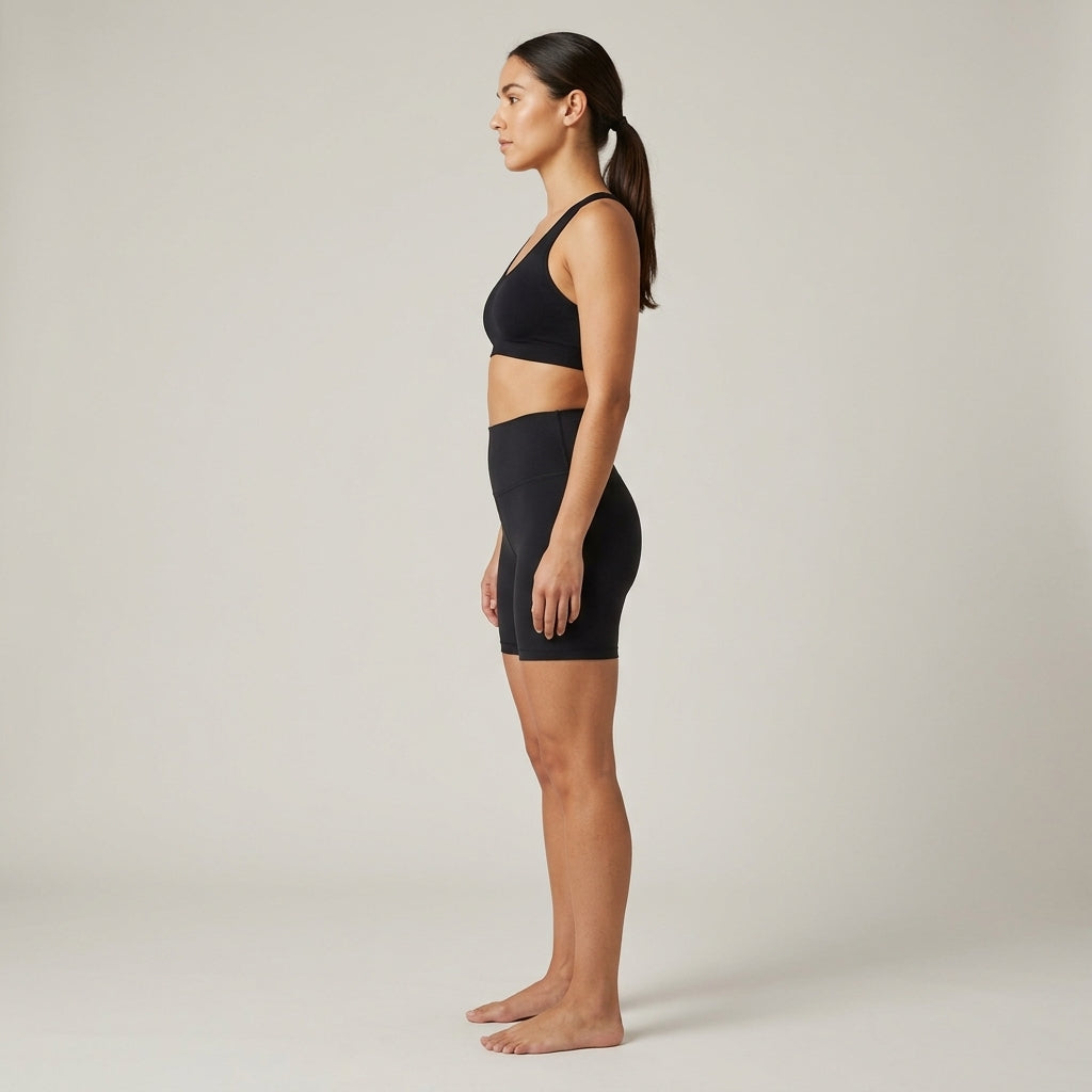 Short seamless noir vu de profil, sans couture latérale sur la cuisse