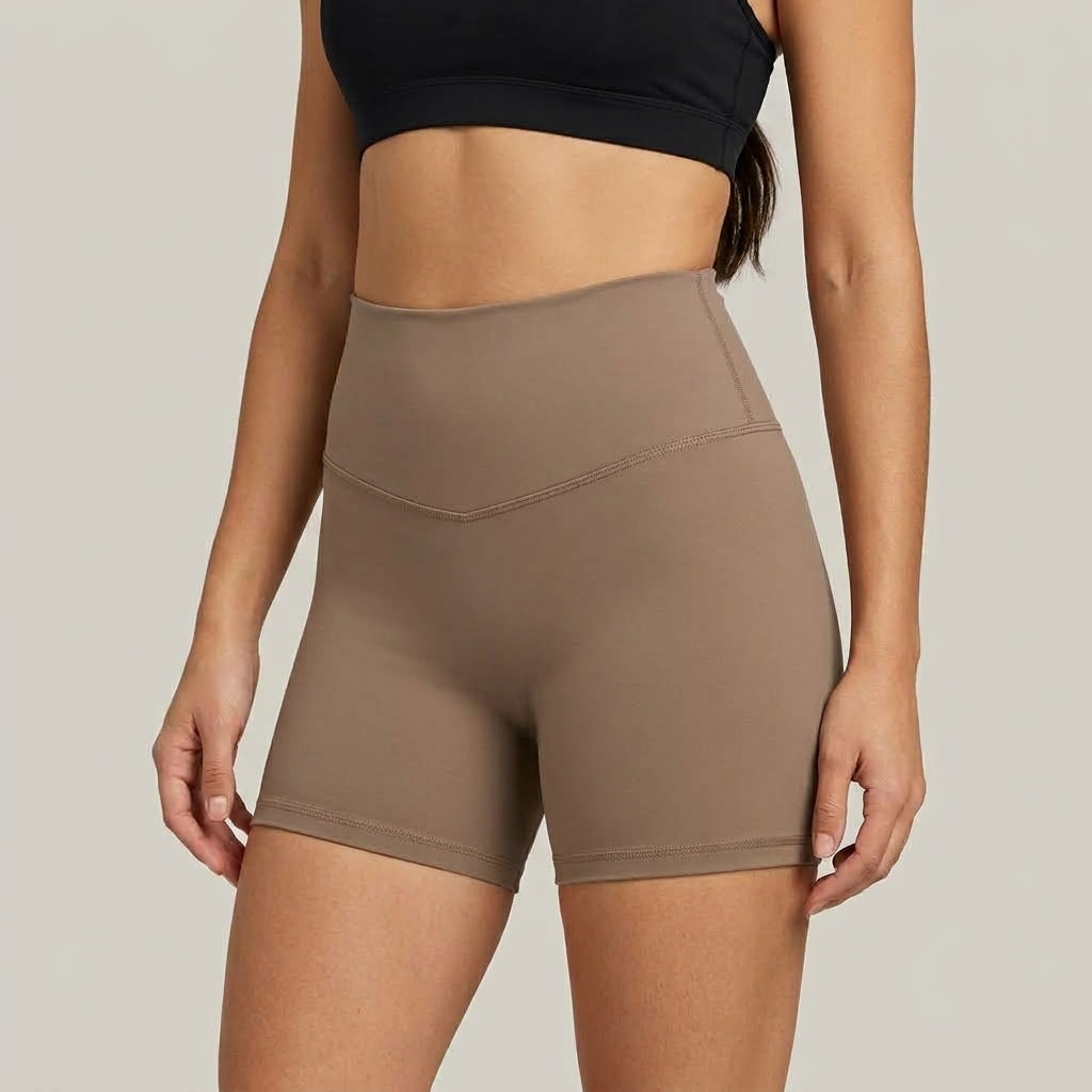 Détail de la ceinture taille haute du short seamless sable, couture courbe
